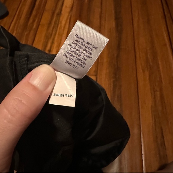 Jennifer Lopez Women’s Black Shorts Size 8 - Picture 7 of 7